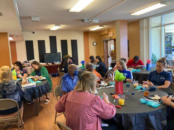 large group of event attendees eating breakfast